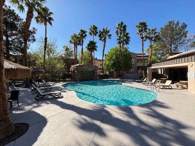 Building Photo - Gorgeous 2Bed/2Bath/2Car, 2nd-Story Condo located in the West part of the valley- Make the Move f...