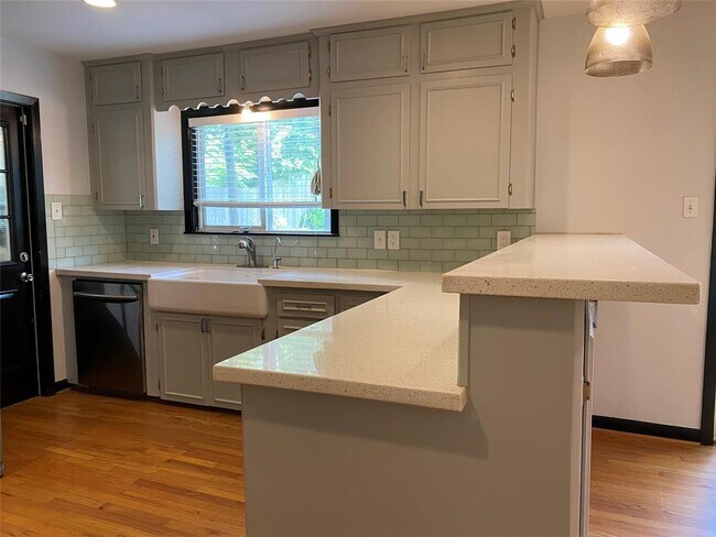 Building Photo - 5242 Beechnut St