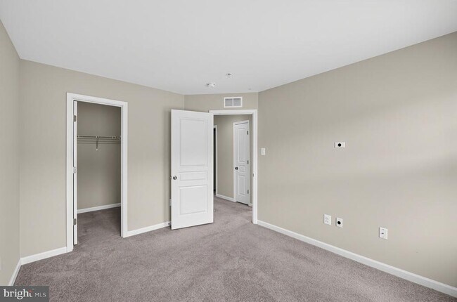 Building Photo - 7524 Holly Ridge Dr