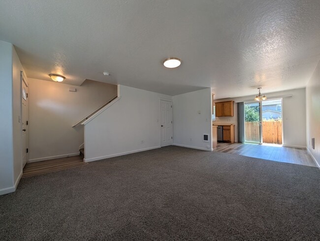 Building Photo - Nice 3 bed/1.5 bath duplex with fenced-in yard and 1 car garage