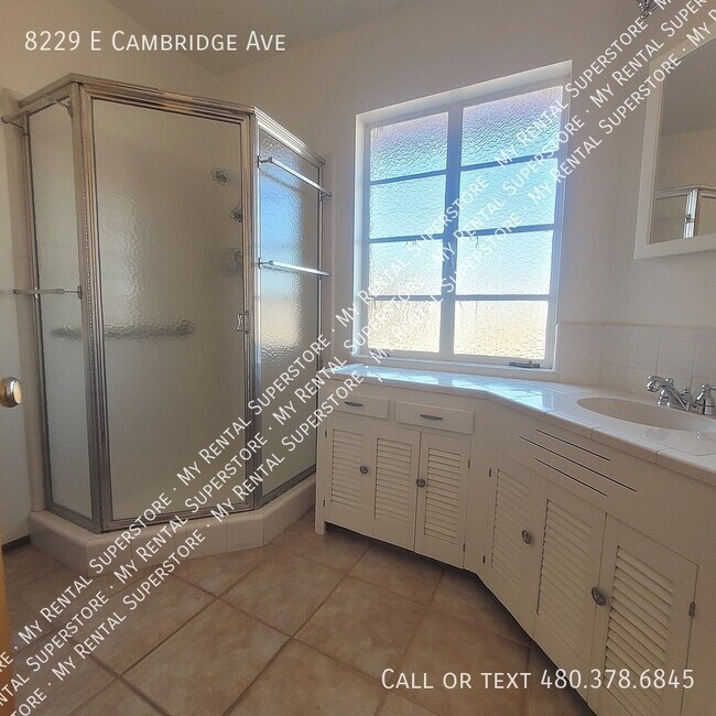 Building Photo - 8229 E Cambridge Ave