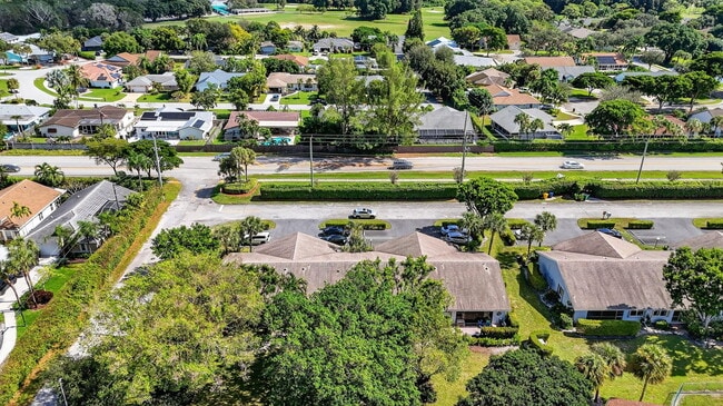 Building Photo - 708 Lago Rd