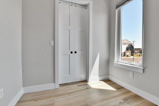 Building Photo - $3,200 - 2 Bed, 2.5 Bath Townhome in Prime...