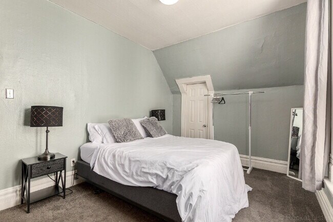 Building Photo - Lovely Victorian duplex for rent 2 bed / 1 bath