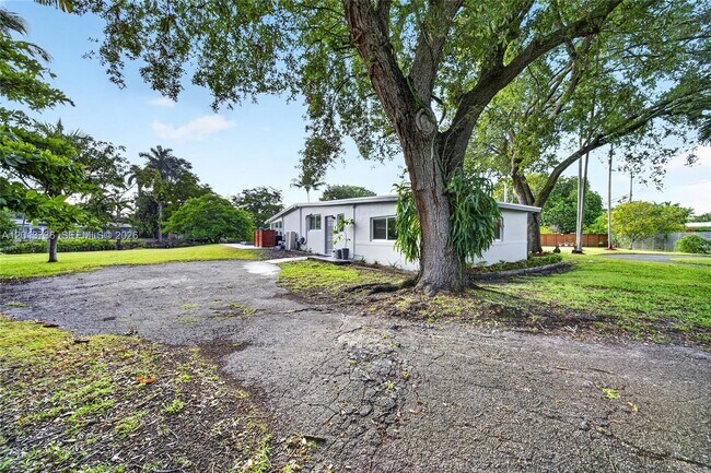 Building Photo - 11665 W Biscayne Canal Rd