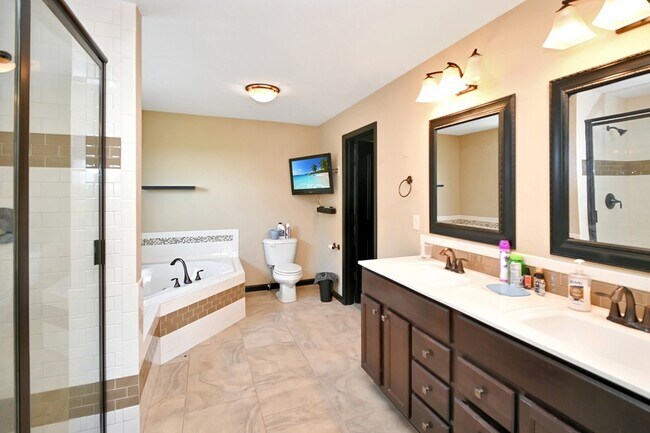 Building Photo - 1204 Ledgestone Dr