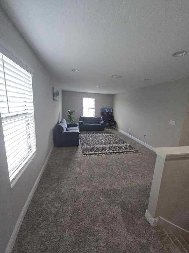 Building Photo - Gorgeous 5-Bedroom, 3-Bathroom in Riverview