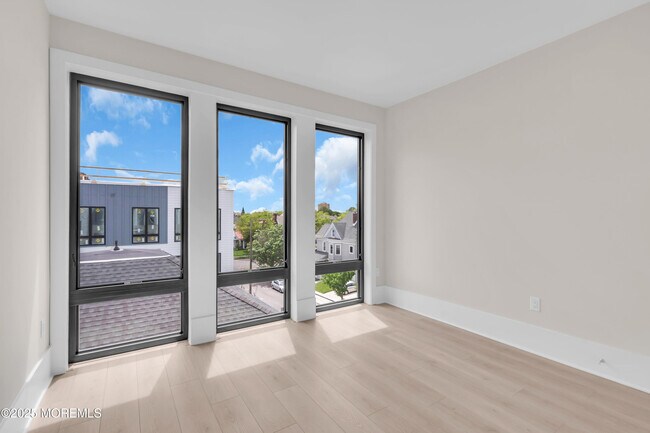 Building Photo - 218 3rd Ave