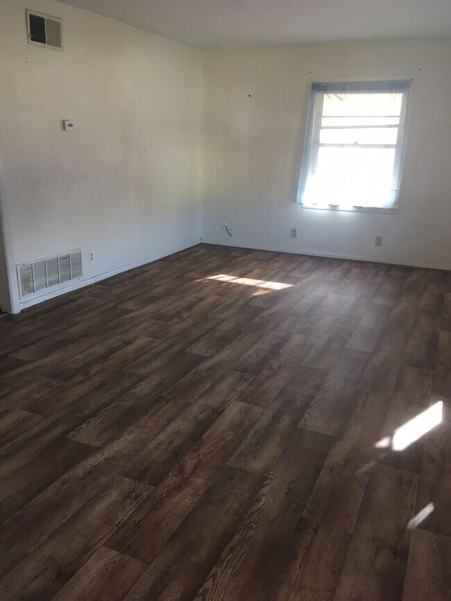 Building Photo - 704 N High St