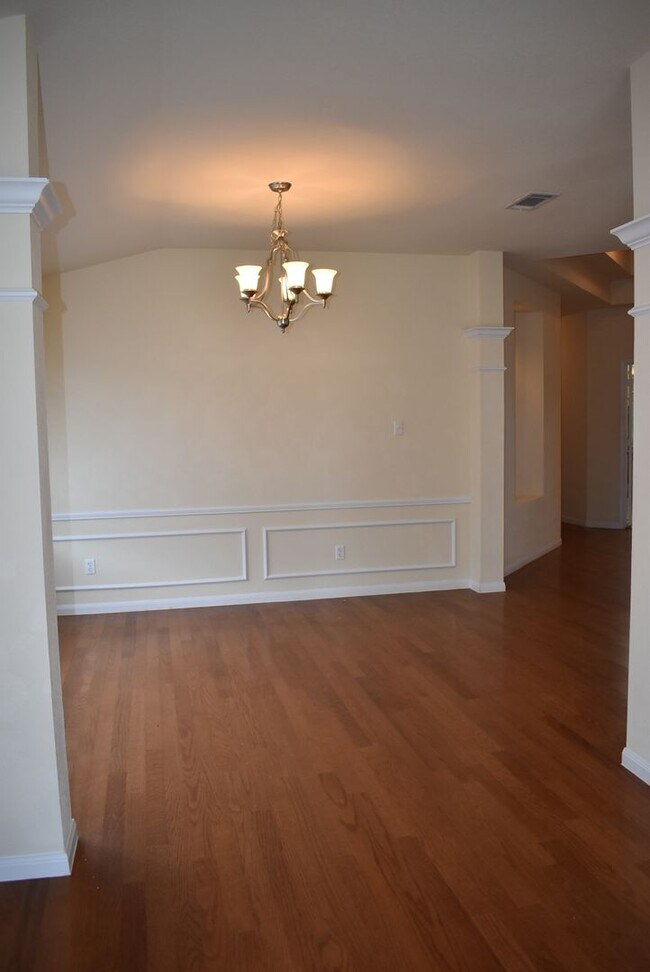 Building Photo - Gorgeous house in Skipcha Estates! HUMONGOUS!
