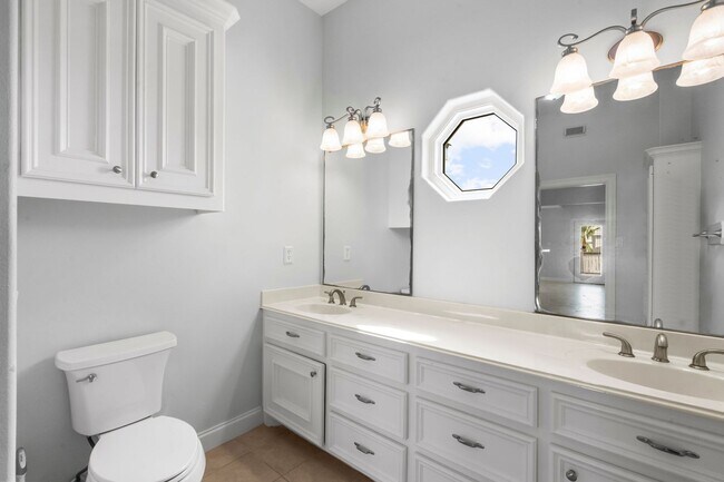 Building Photo - Waterfront Living at Its Best – For Rent on Tiki Island