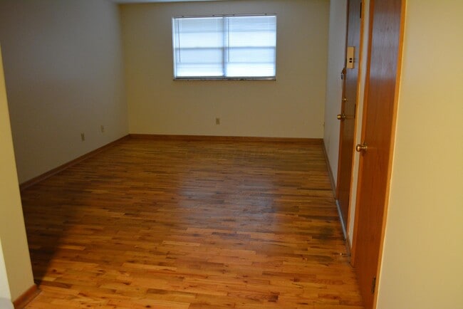 Building Photo - 1533 Elmwood Ave