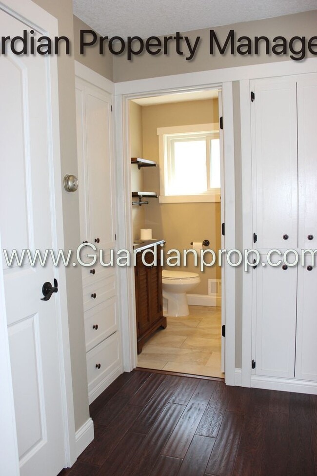 Building Photo - Renovated Side By Side Town Home, 2 Full baths, 2 Full Garage Spaces, Video Walk Through