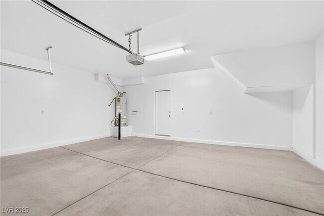 Building Photo - 2872 Strathallan Ave