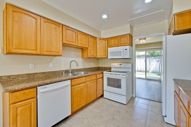Building Photo - Reduced-Beautiful 3 bedroom 2 bath Single Family Home $4395