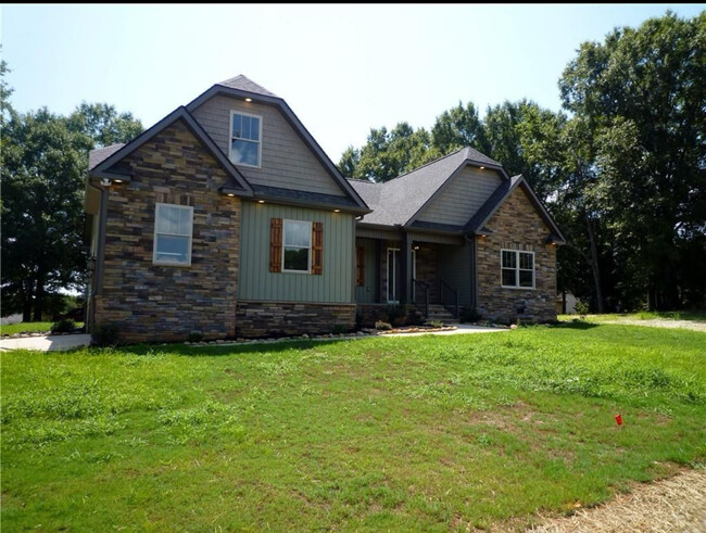 Building Photo - 100 Amberwood Dr