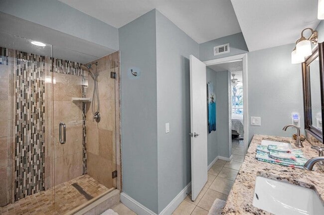 Building Photo - 5901 Bahia Del Mar Cir N