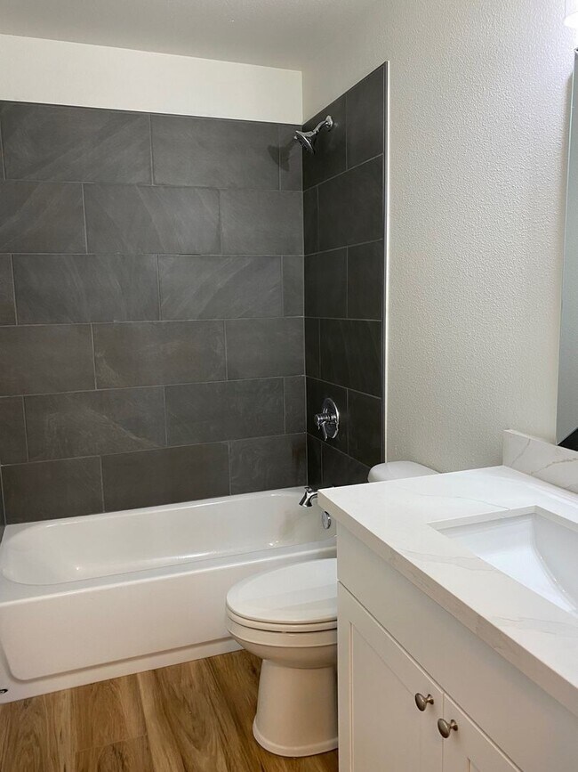 Building Photo - Updated 2bed/1bath Apartment in Prime Redmond Location!