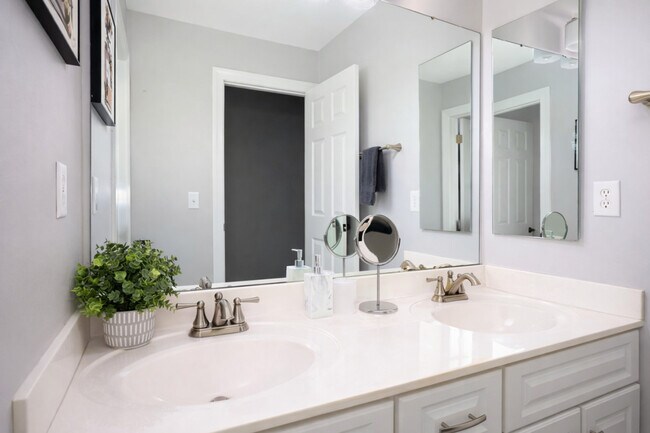 Building Photo - 10315 Rougemont Ln