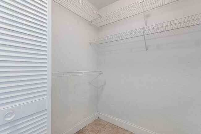 Building Photo - 1025 Staghorn St