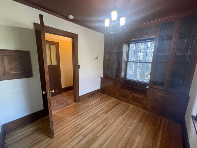 Building Photo - Beautiful 4 Bedroom Home - Free August Rent!!