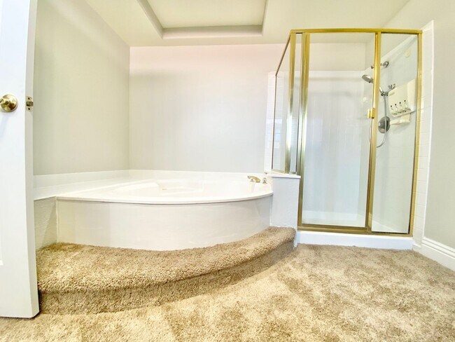 Building Photo - BEAUITFUL GATED PROPERTY 6 BEDROOMS/3 FULL...