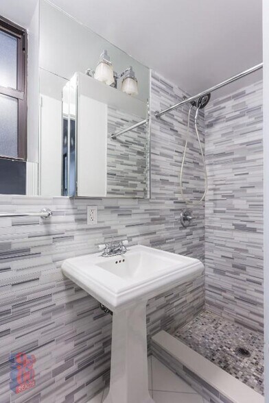 Building Photo - 309 W 97th St