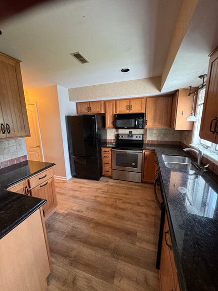 Building Photo - 73 Midlake Cir