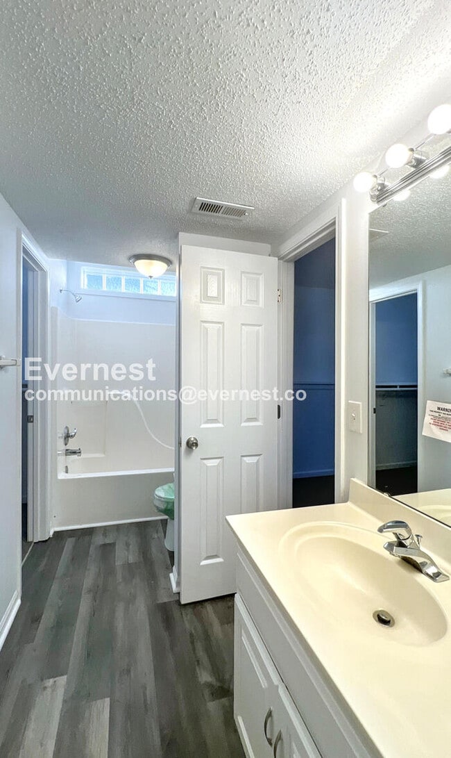 Building Photo - 1403 Rolling Dr