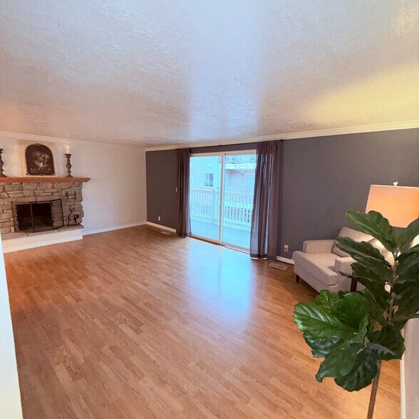 Building Photo - 886 Maple Crest Ct