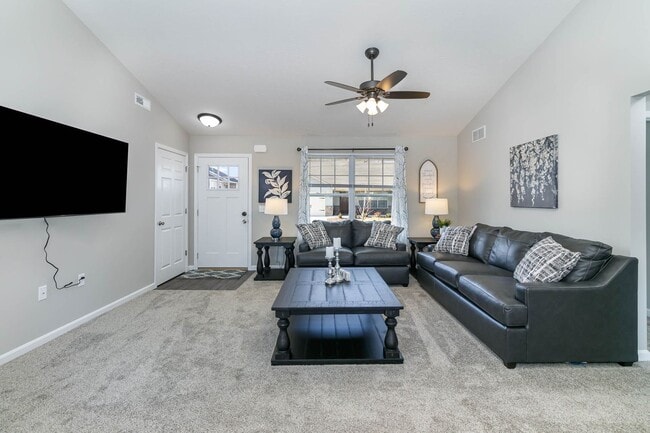 Building Photo - 8 W Persimmon Dr