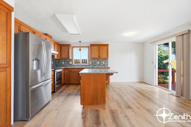 Building Photo - 15608 NE 44th St