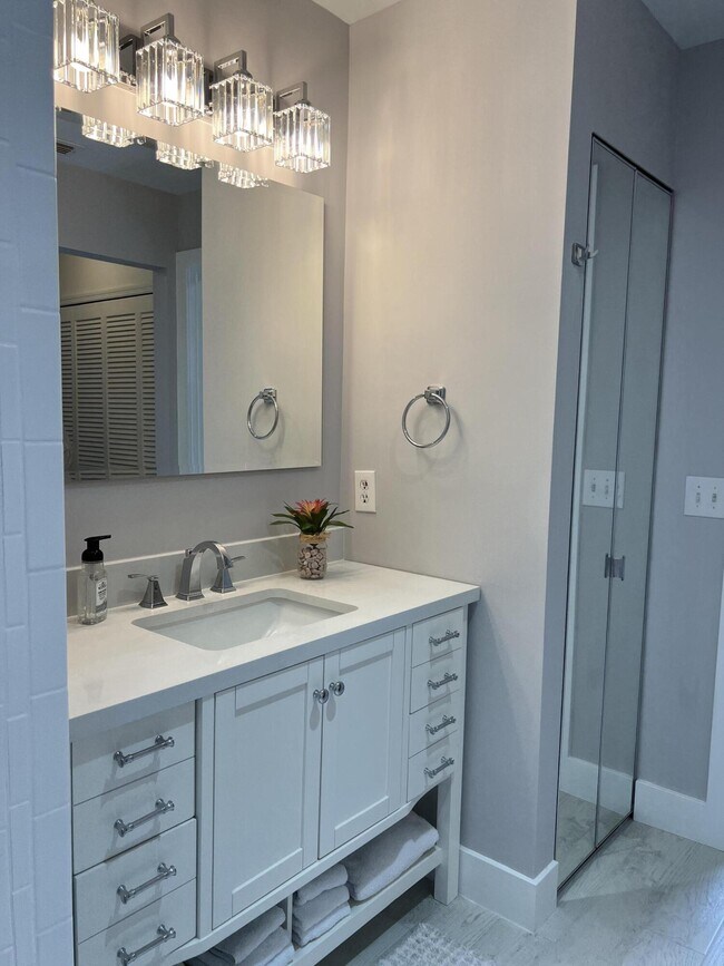 Building Photo - 301 SE Castle Ct