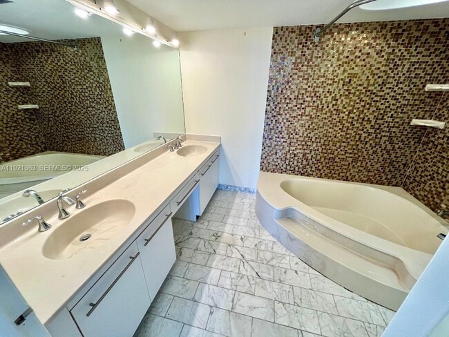 Building Photo - 4000 Towerside Terrace