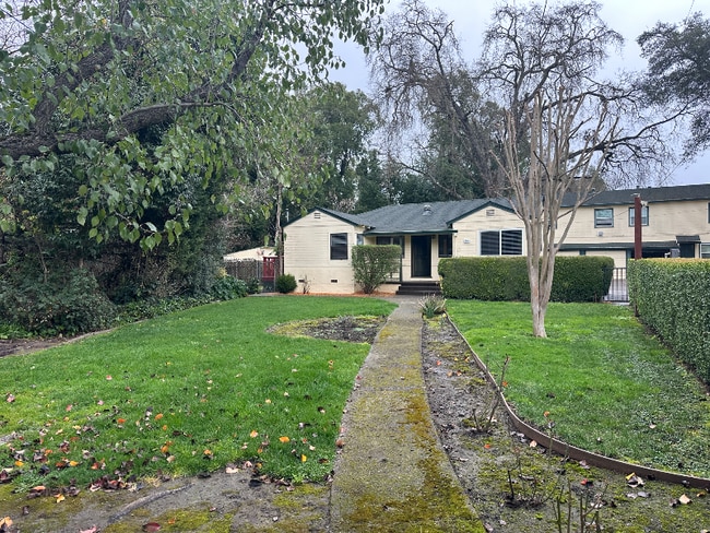 Building Photo - 200 S E St