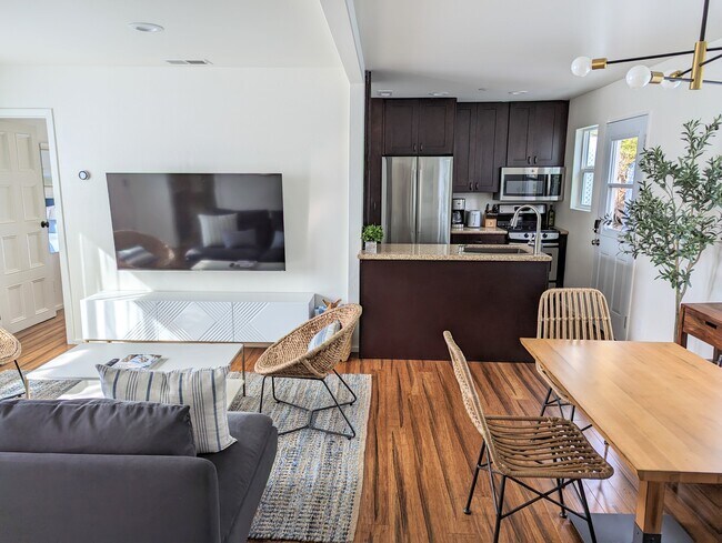 Building Photo - 1608 Castillo St