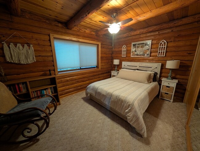 Building Photo - 7312 E Evans Creek Rd