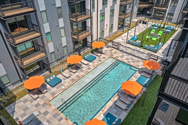 Building Photo - 633 E Main St