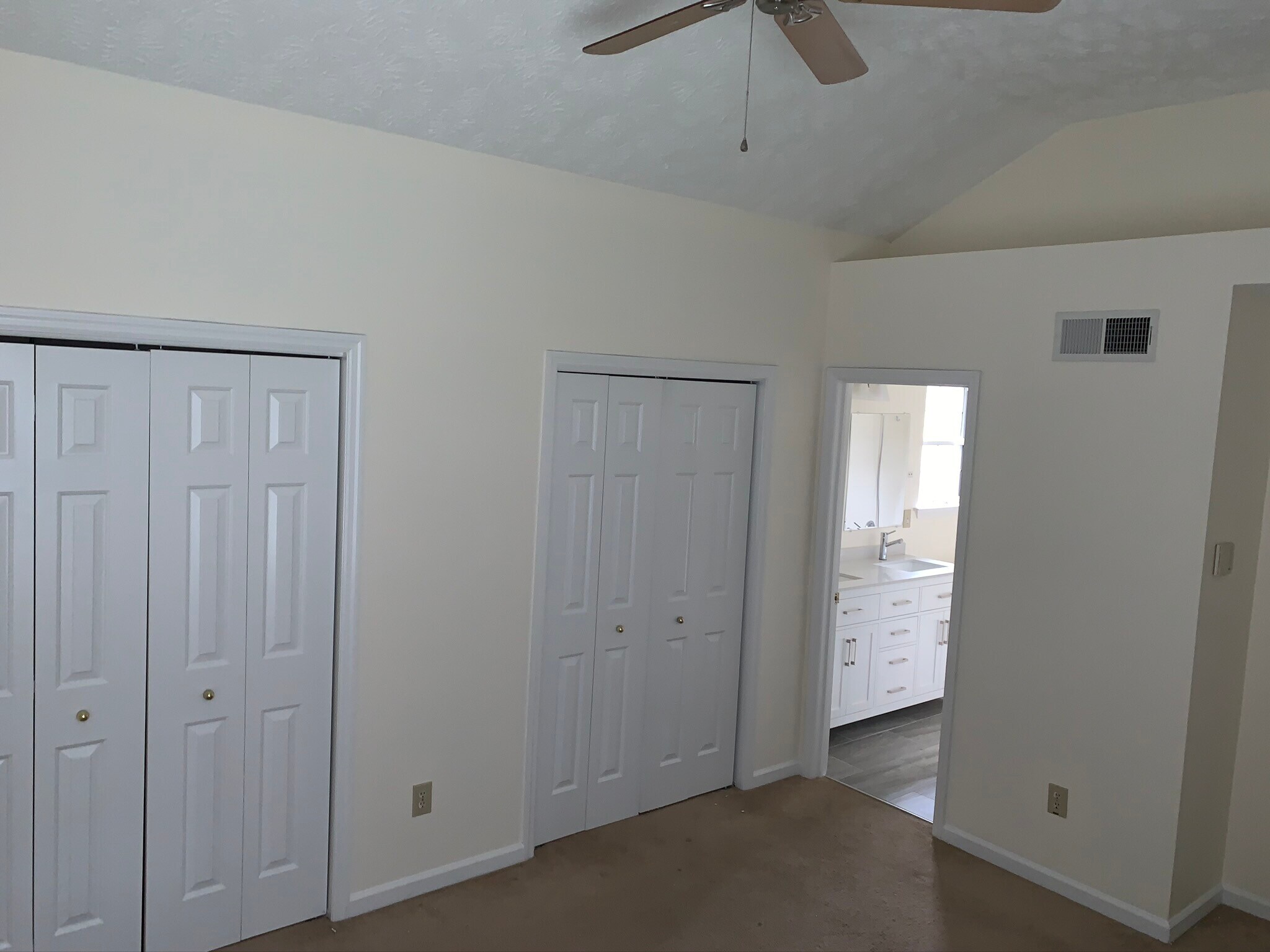 Master bedroom - 2306 Surrey Ln