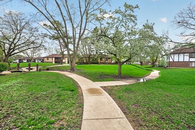 Building Photo - 1700 Lakecliffe Dr