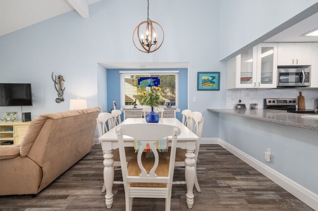 Building Photo - Vacation, Furnished, Townhome 2 Bed/ 1.5 B...