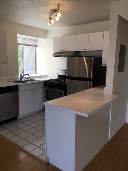 Building Photo - 1733 Lucile Ave