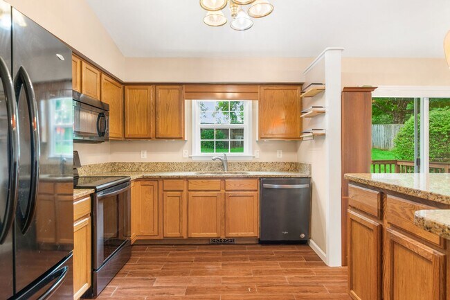 Building Photo - 3 Bed / 3 Bath. Pet Friendly. Easy access ...