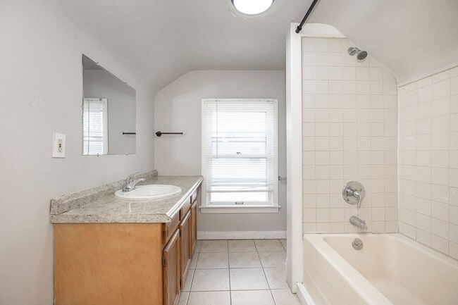 Building Photo - Spacious 3 bedroom/2 bath Cleveland Hts single family house!