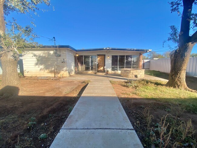 Building Photo - 3 bed 1 bath near WYCA now available