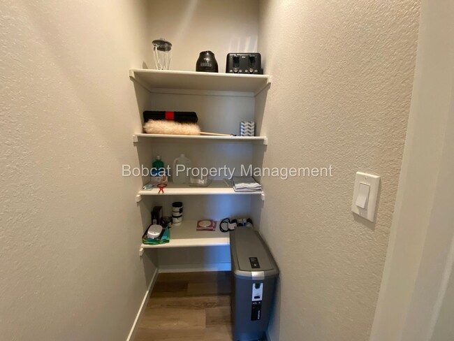 Building Photo - Nicely Furnished Townhome in Indian Hills