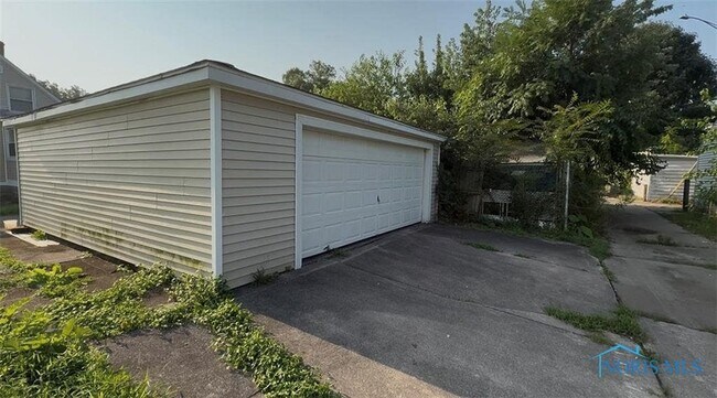 Building Photo - 3319 Maple St