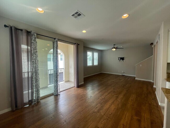 Building Photo - Stunning 2 bed 2.5 bath Solar Powered Town...