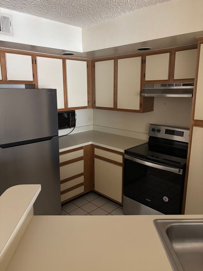 Building Photo - Affordable and Spacious 1 Bed in Excellent...