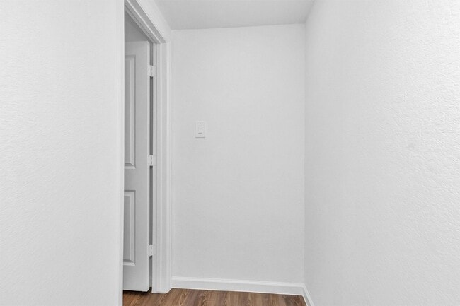 Building Photo - 677 Royal Arch Dr